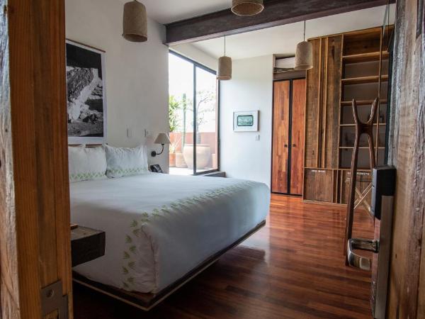 Hotel Los Amantes : photo 3 de la chambre chambre lit king-size avec balcon