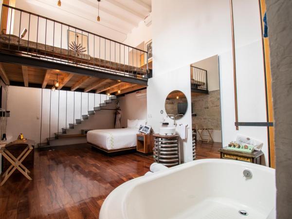 Hotel Los Amantes : photo 8 de la chambre suite lit king-size avec balcon