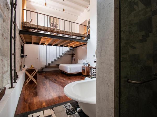 Hotel Los Amantes : photo 9 de la chambre suite lit king-size avec balcon