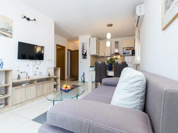 Apartments and rooms with parking space Grebastica, Sibenik - 17831 : photo 1 de la chambre appartement 1 chambre avec terrasse - vue sur mer