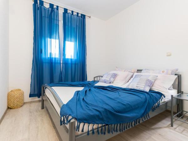 Apartments and rooms with parking space Grebastica, Sibenik - 17831 : photo 4 de la chambre appartement 1 chambre avec terrasse - vue sur mer