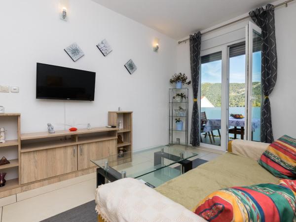 Apartments and rooms with parking space Grebastica, Sibenik - 17831 : photo 1 de la chambre appartement 3 chambres avec terrasse