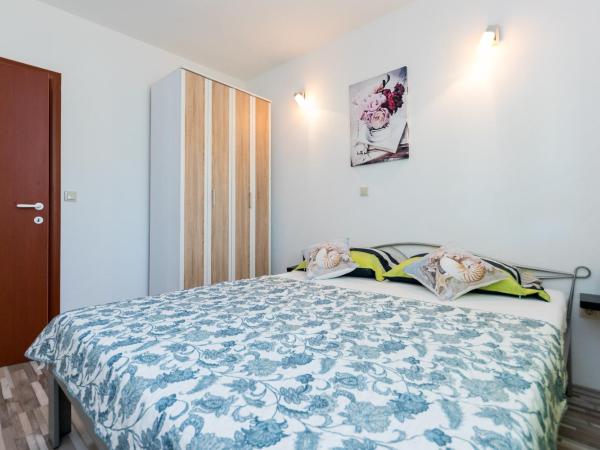 Apartments and rooms with parking space Grebastica, Sibenik - 17831 : photo 6 de la chambre appartement 3 chambres avec terrasse