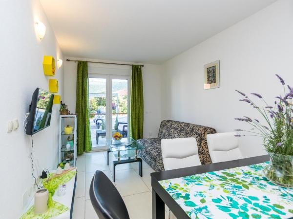 Apartments and rooms with parking space Grebastica, Sibenik - 17831 : photo 1 de la chambre appartement 1 chambre avec terrasse