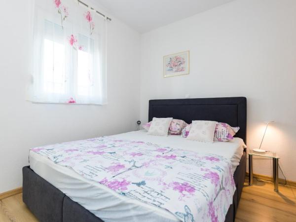 Apartments and rooms with parking space Grebastica, Sibenik - 17831 : photo 1 de la chambre chambre lits jumeaux avec terrasse