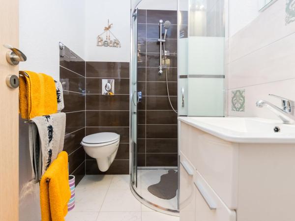 Apartments and rooms with parking space Grebastica, Sibenik - 17831 : photo 4 de la chambre chambre lits jumeaux avec terrasse