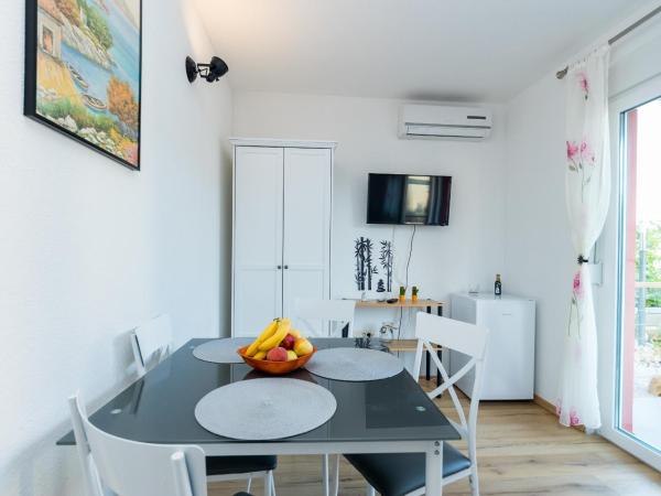 Apartments and rooms with parking space Grebastica, Sibenik - 17831 : photo 5 de la chambre chambre lits jumeaux avec terrasse