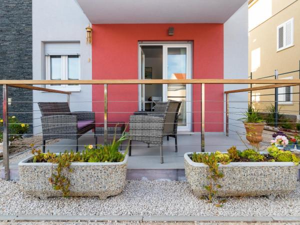 Apartments and rooms with parking space Grebastica, Sibenik - 17831 : photo 8 de la chambre chambre lits jumeaux avec terrasse