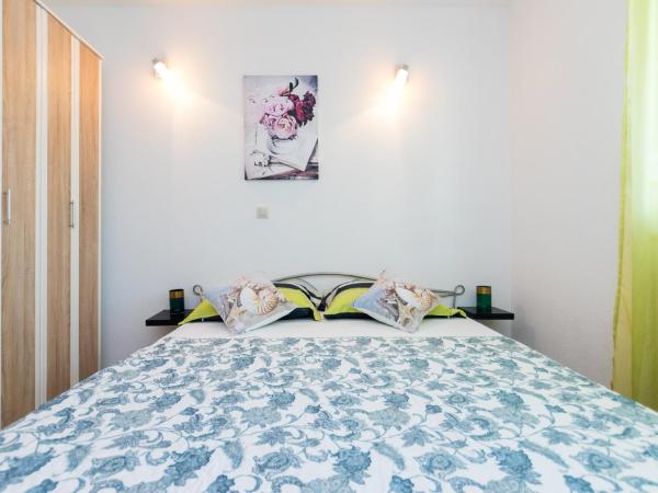 Apartments and rooms with parking space Grebastica, Sibenik - 17831 : photo 8 de la chambre appartement 3 chambres avec terrasse