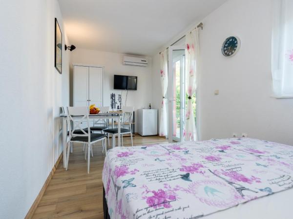 Apartments and rooms with parking space Grebastica, Sibenik - 17831 : photo 3 de la chambre chambre lits jumeaux avec terrasse