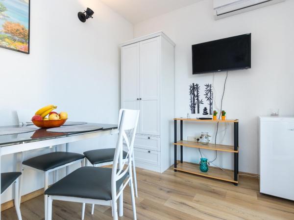 Apartments and rooms with parking space Grebastica, Sibenik - 17831 : photo 6 de la chambre chambre lits jumeaux avec terrasse