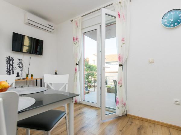 Apartments and rooms with parking space Grebastica, Sibenik - 17831 : photo 7 de la chambre chambre lits jumeaux avec terrasse