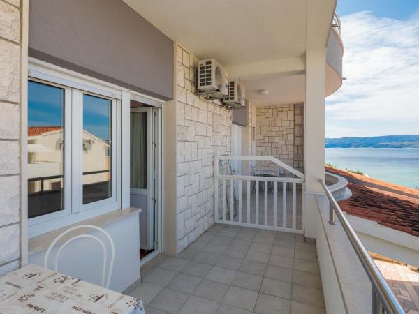Apartments and rooms by the sea Duce, Omis - 18155 : photo 9 de la chambre appartement 1 chambre avec balcon et vue sur mer