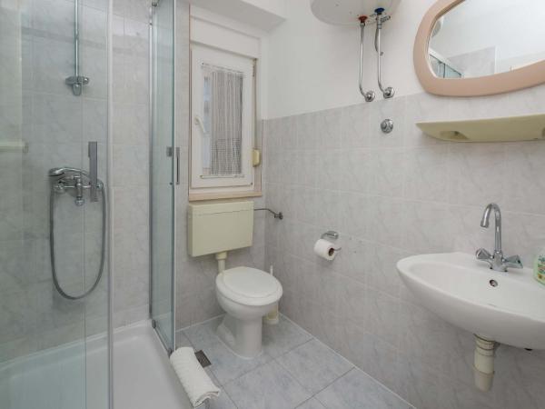 Apartments and rooms by the sea Duce, Omis - 18155 : photo 8 de la chambre appartement 2 chambres avec terrasse et vue sur la mer