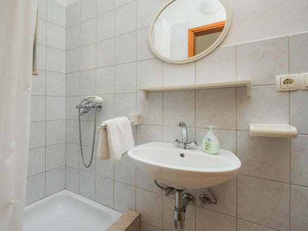 Apartments and rooms by the sea Duce, Omis - 18155 : photo 6 de la chambre appartement 2 chambres avec terrasse et vue sur la mer