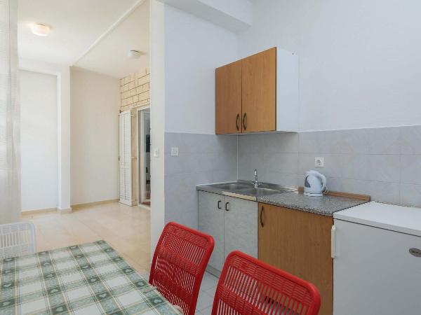 Apartments and rooms by the sea Duce, Omis - 18155 : photo 7 de la chambre appartement 2 chambres avec terrasse et vue sur la mer