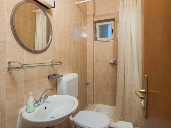 Apartments and rooms by the sea Duce, Omis - 18155 : photo 4 de la chambre chambre double avec balcon - vue sur mer