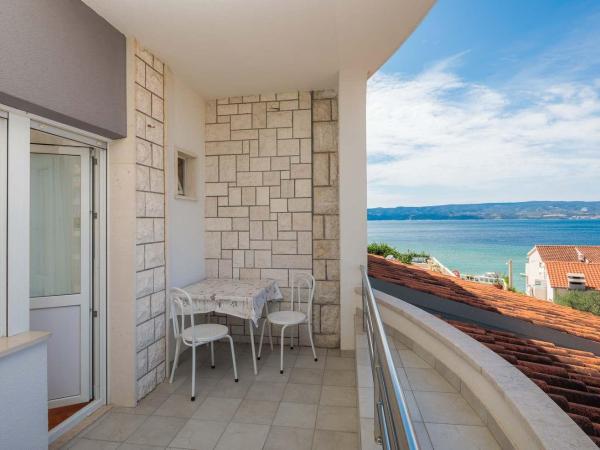 Apartments and rooms by the sea Duce, Omis - 18155 : photo 5 de la chambre chambre double avec balcon - vue sur mer