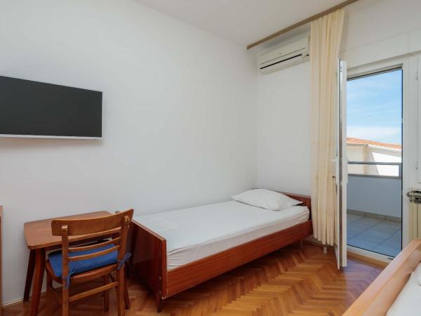 Apartments and rooms by the sea Duce, Omis - 18155 : photo 3 de la chambre appartement 1 chambre avec balcon et vue sur mer