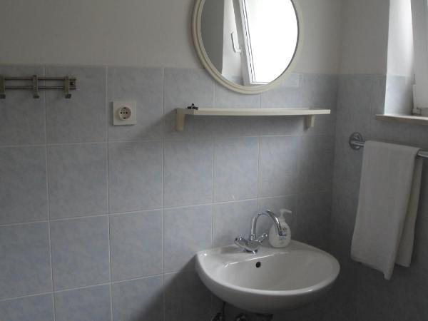 Apartments and rooms by the sea Duce, Omis - 18155 : photo 5 de la chambre appartement 1 chambre avec balcon et vue sur mer