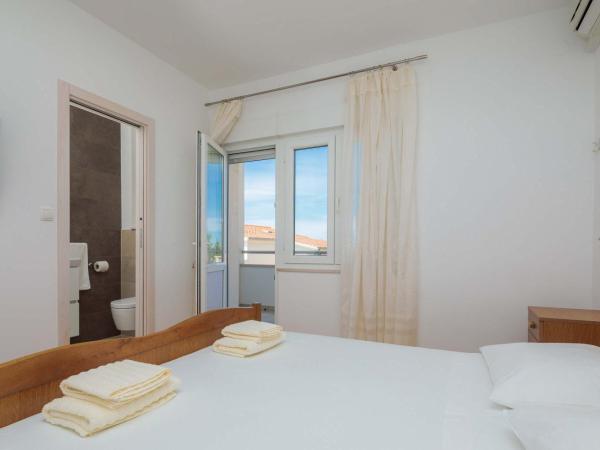 Apartments and rooms by the sea Duce, Omis - 18155 : photo 3 de la chambre appartement 2 chambres avec terrasse et vue sur la mer