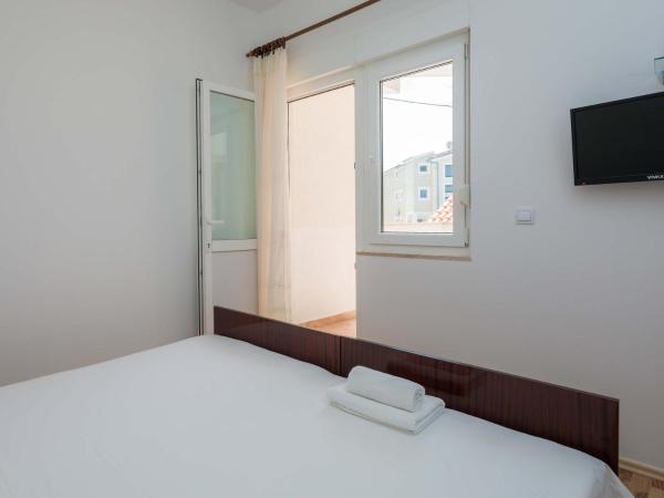 Apartments and rooms by the sea Duce, Omis - 18155 : photo 5 de la chambre appartement 2 chambres avec terrasse et vue sur la mer