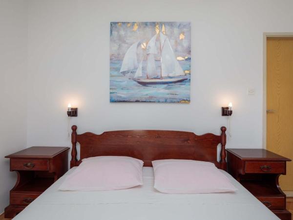 Apartments and rooms by the sea Duce, Omis - 18155 : photo 3 de la chambre appartement 2 chambres avec terrasse et vue sur la mer