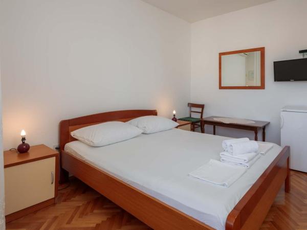 Apartments and rooms by the sea Duce, Omis - 18155 : photo 2 de la chambre chambre double avec balcon - vue sur mer