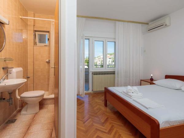 Apartments and rooms by the sea Duce, Omis - 18155 : photo 3 de la chambre chambre double avec balcon - vue sur mer