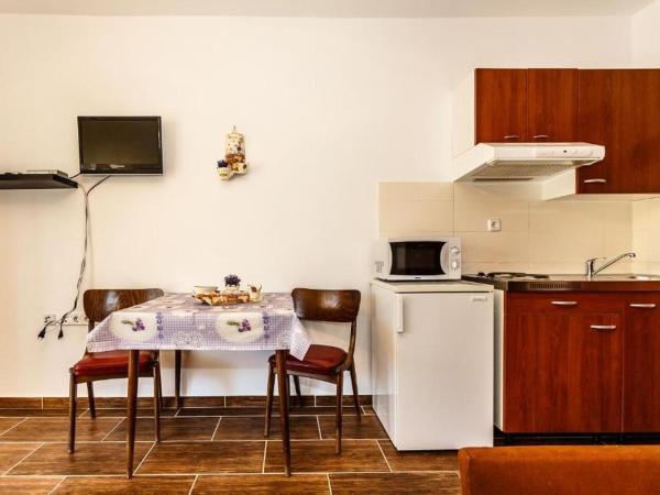 Apartments and rooms with parking space Malinska, Krk - 18193 : photo 6 de la chambre studio