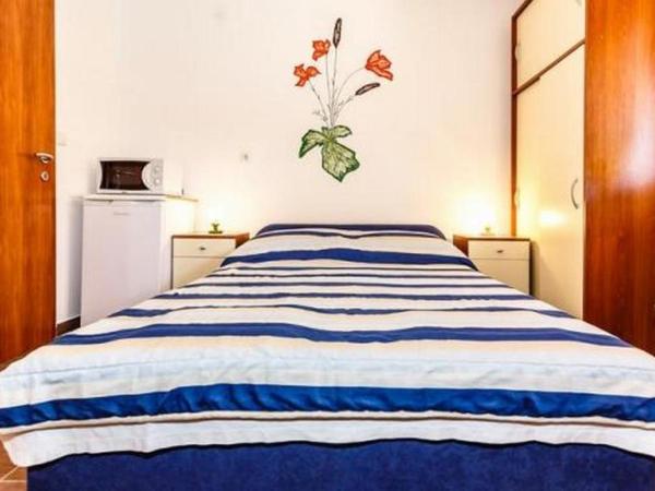 Apartments and rooms with parking space Malinska, Krk - 18193 : photo 1 de la chambre studio avec terrasse