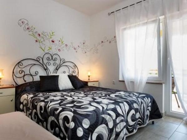 Apartments and rooms with parking space Malinska, Krk - 18193 : photo 1 de la chambre studio