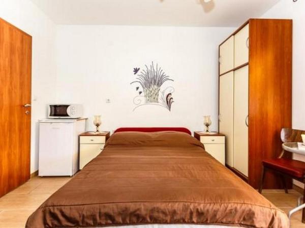 Apartments and rooms with parking space Malinska, Krk - 18193 : photo 1 de la chambre studio avec balcon