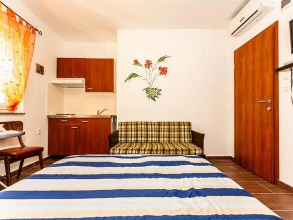 Apartments and rooms with parking space Malinska, Krk - 18193 : photo 2 de la chambre studio avec terrasse