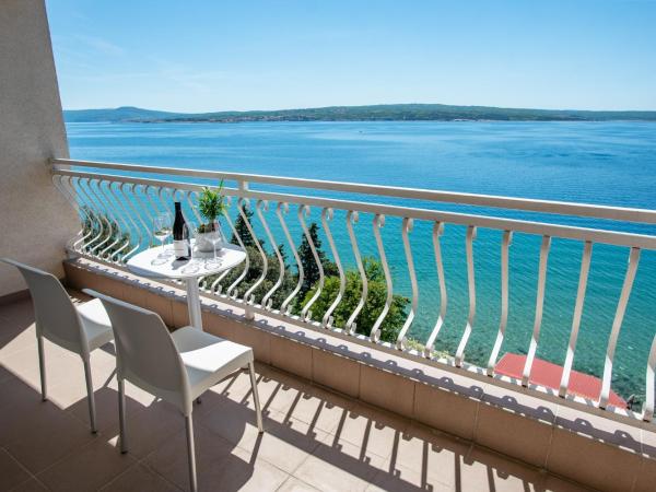 Rooms with a swimming pool Crikvenica - 18502 : photo 6 de la chambre chambre triple avec balcon - vue sur mer