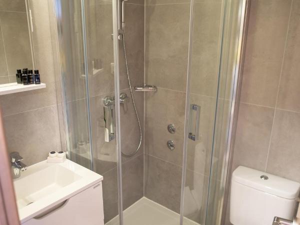 Rooms with a swimming pool Crikvenica - 18502 : photo 4 de la chambre chambre triple avec balcon - vue sur mer