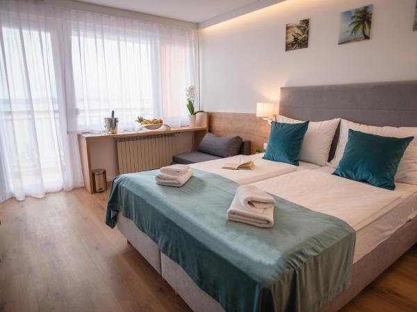 Rooms with a swimming pool Crikvenica - 18502 : photo 1 de la chambre chambre triple avec balcon - vue sur mer