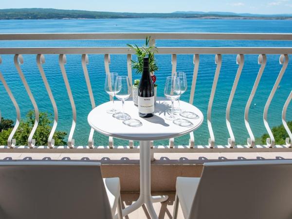 Rooms with a swimming pool Crikvenica - 18502 : photo 7 de la chambre chambre triple avec balcon - vue sur mer