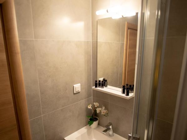 Rooms with a swimming pool Crikvenica - 18502 : photo 5 de la chambre chambre triple avec balcon - vue sur mer