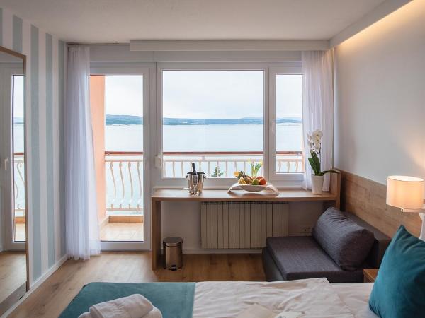 Rooms with a swimming pool Crikvenica - 18502 : photo 3 de la chambre chambre triple avec balcon - vue sur mer