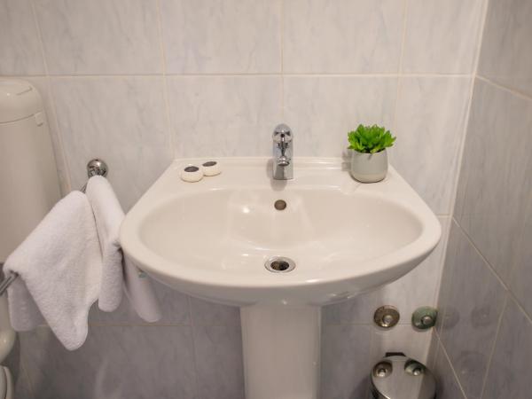 Rooms with a swimming pool Crikvenica - 18502 : photo 5 de la chambre chambre triple avec balcon - vue sur mer