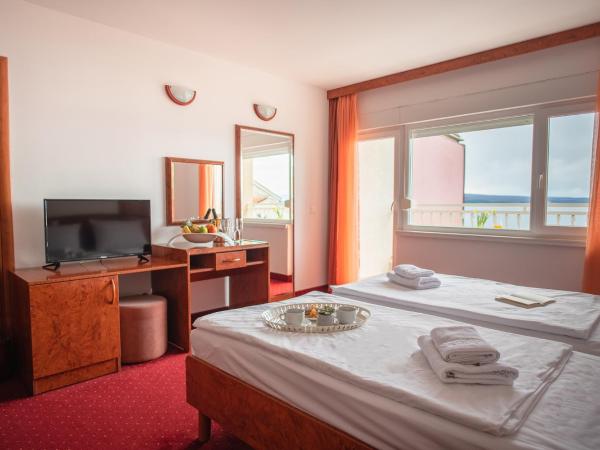 Rooms with a swimming pool Crikvenica - 18502 : photo 2 de la chambre chambre triple avec balcon - vue sur mer