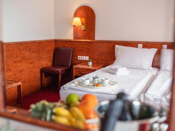 Rooms with a swimming pool Crikvenica - 18502 : photo 3 de la chambre chambre triple avec balcon