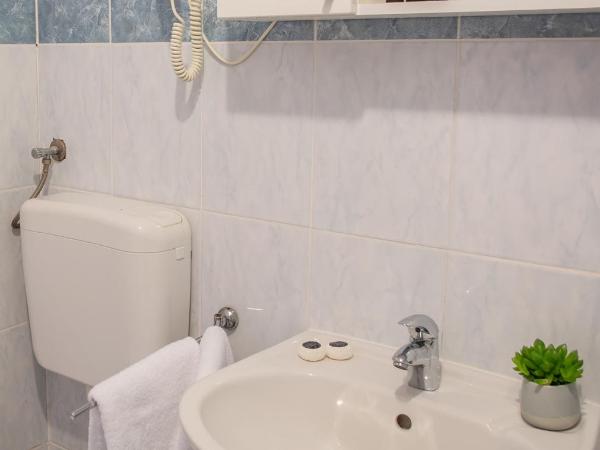 Rooms with a swimming pool Crikvenica - 18502 : photo 5 de la chambre chambre triple avec balcon