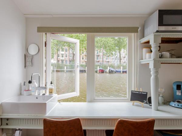 The Amsterdam Houseboat Family - de Jordaan : photo 6 de la chambre ce petit studio est aménagé sur la péniche.