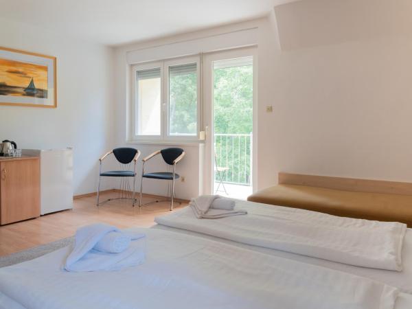 BALATONAIR Vendégház : photo 1 de la chambre chambre triple avec balcon