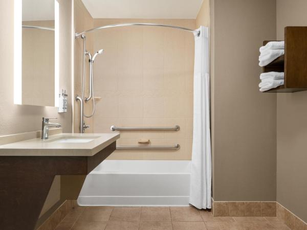Staybridge Suites Oklahoma City-Quail Springs, an IHG Hotel : photo 4 de la chambre chambre lit king-size - baignoire accessible aux personnes à mobilité réduite - non-fumeurs