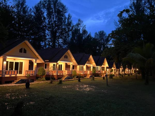 Ao Thong beach Resort : photo 1 de la chambre bungalow (3 adultes)