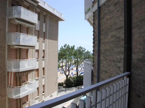 Regent's Hotel : photo 3 de la chambre chambre familiale (2 adultes + 1 enfant) - vue latérale sur mer