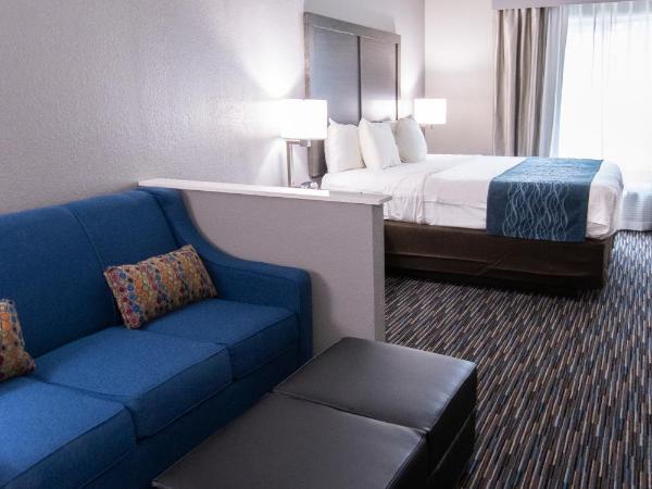 Comfort Inn & Suites Near Medical Center : photo 8 de la chambre suite lit king-size – non-fumeurs